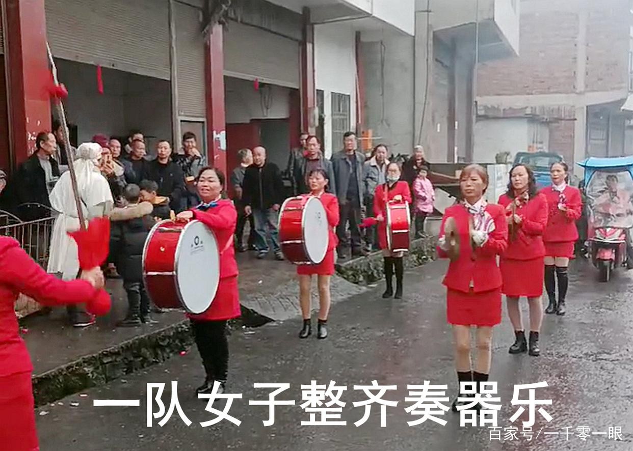 宜宾一户人家办丧事，女子穿短裙光脚表演，主持人喊大家：嗨起来！-1.jpg