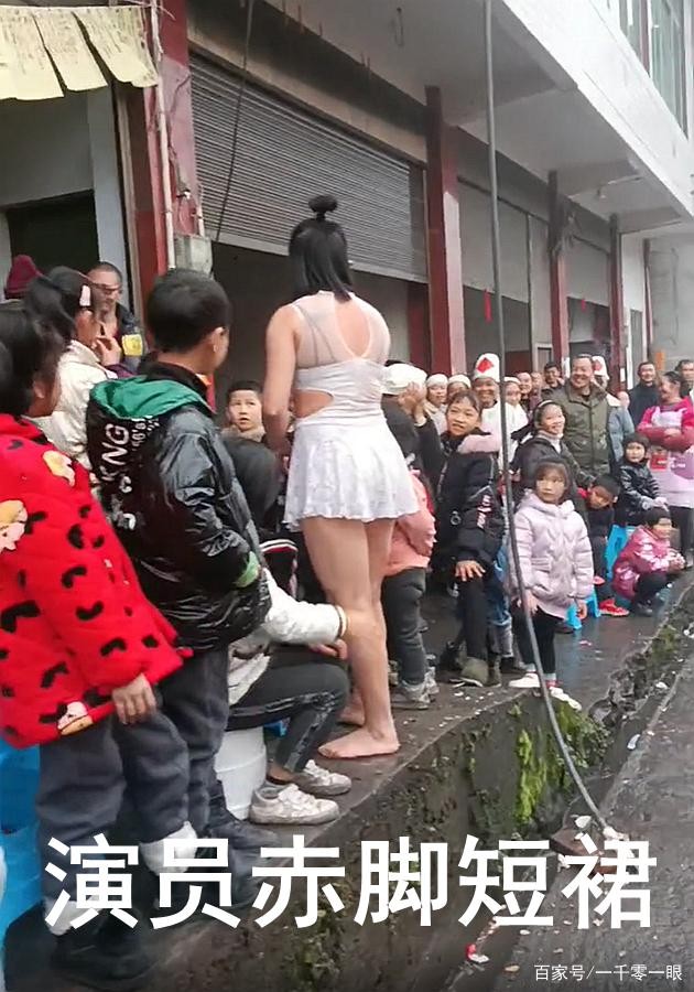 宜宾一户人家办丧事，女子穿短裙光脚表演，主持人喊大家：嗨起来！-4.jpg