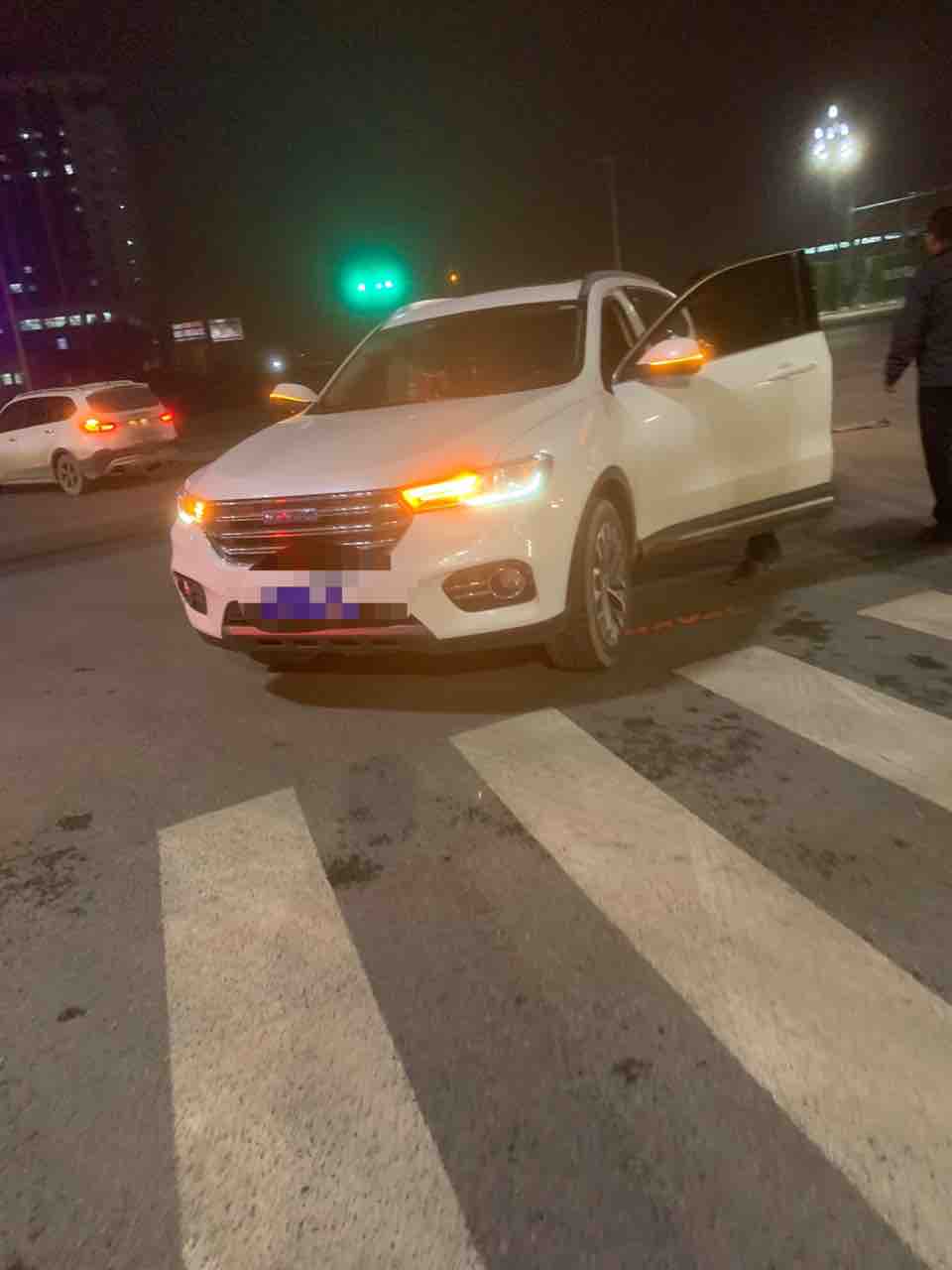 临港突发车祸！小车和机车相撞，机车驾驶员躺倒在地…-3.jpg