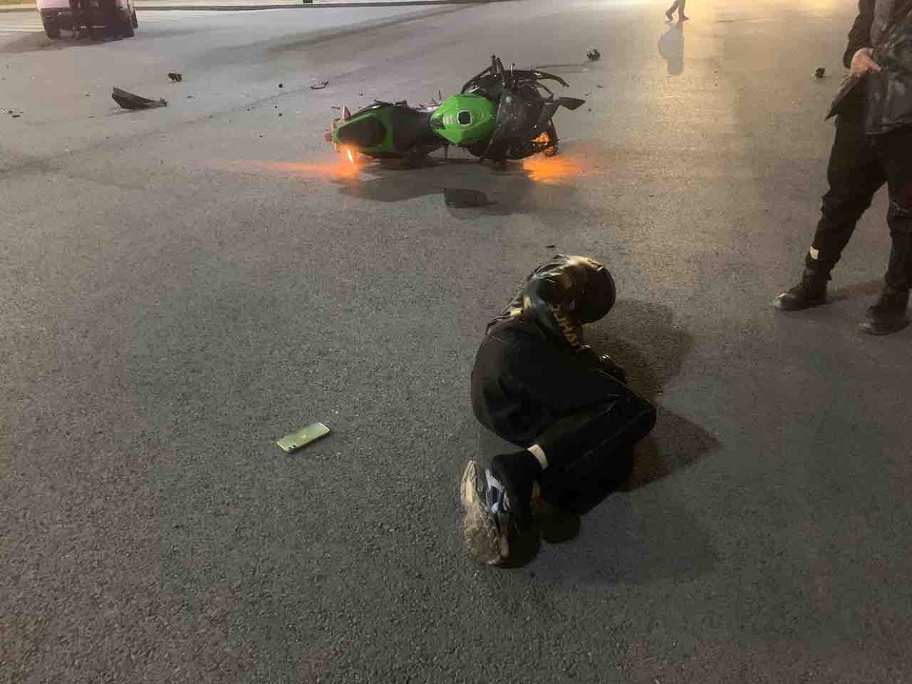 临港突发车祸！小车和机车相撞，机车驾驶员躺倒在地…-1.jpg