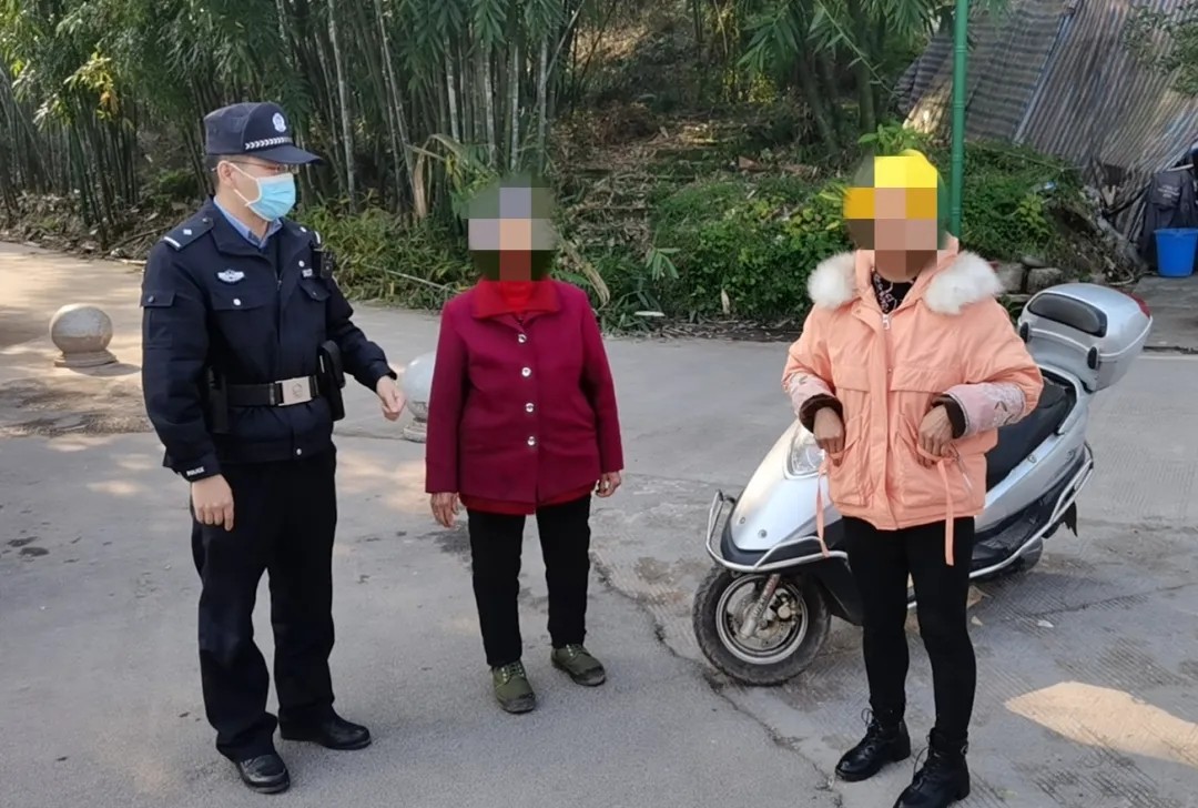 宜宾一老人赶场与家人走散，幸亏他们...-1.jpg