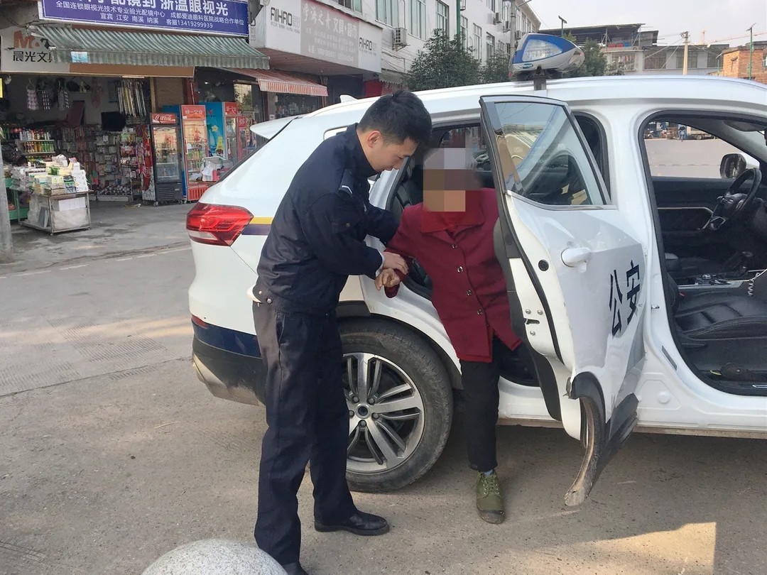 宜宾一老人赶场与家人走散，幸亏他们...-2.jpg