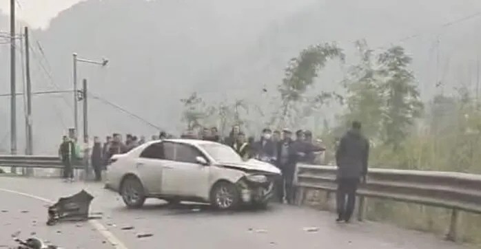 宜宾一辆大货车与一辆轿车相撞，造成两车受损，三人受伤……-1.jpg