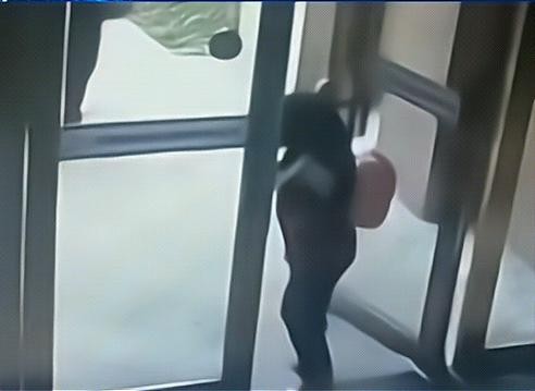 可恶！宜宾一老人碰瓷，连幼儿园的娃儿都不放过…-1.jpg