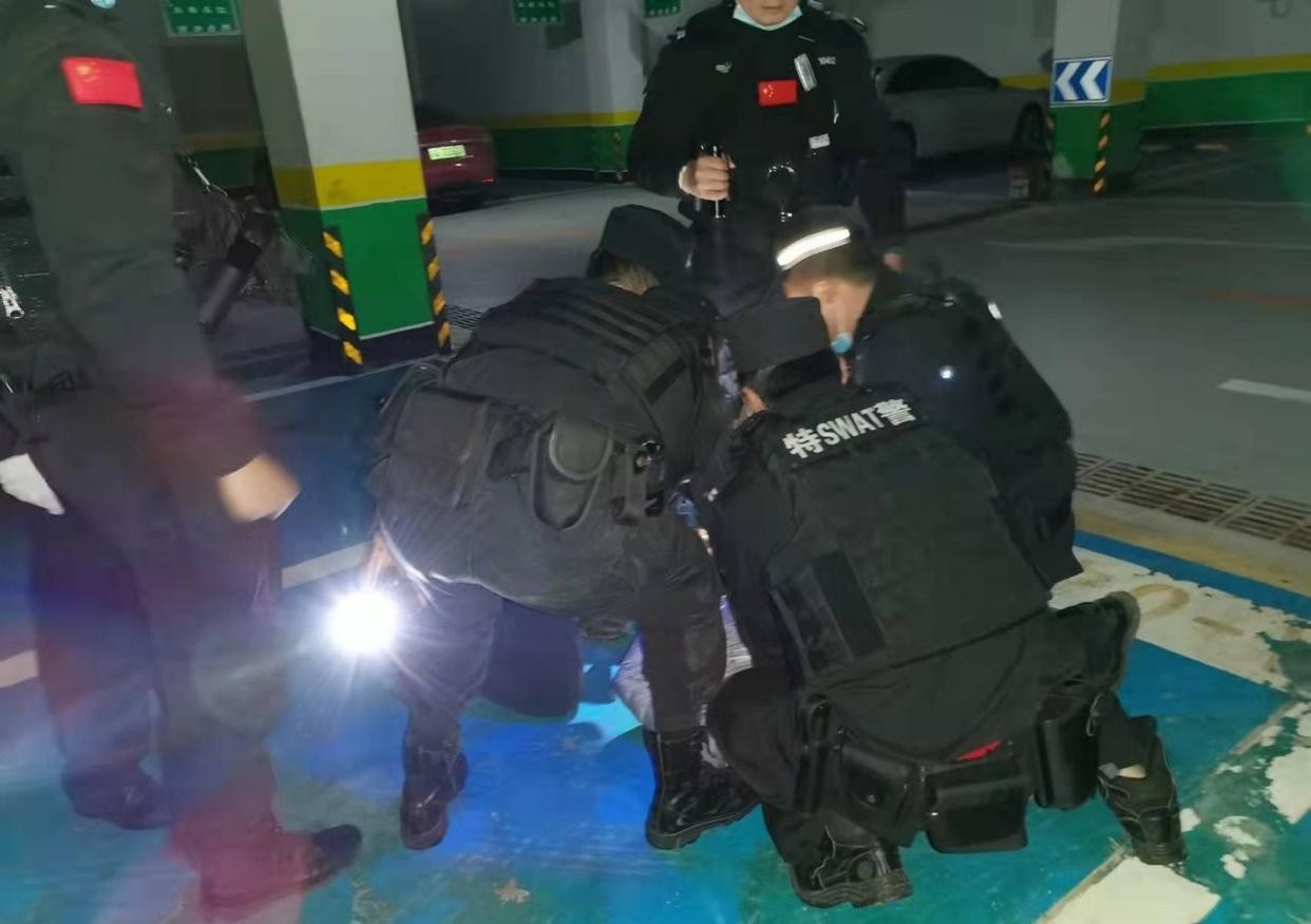 宜宾一男子醉驾弃车逃窜，民警狂追400米抓获-2.jpg
