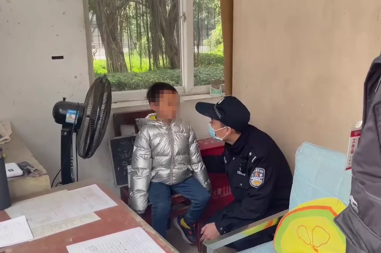 宜宾一小孩“离家出走”！民警发现后…-1.png