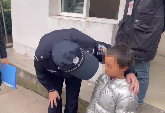 宜宾一小孩“离家出走”！民警发现后…-2.png