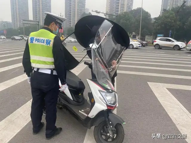 宜宾两三轮车注意了！车子加装伞棚要遭逮！-1.jpg