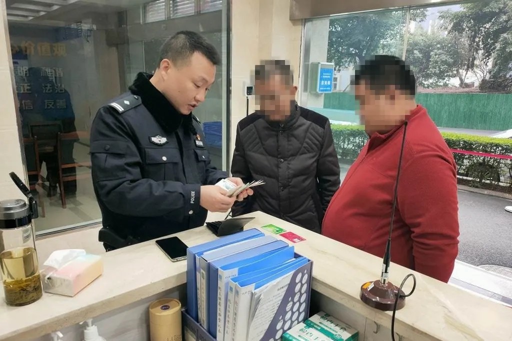 宜宾一男子坐公交车钱包不见了，发现…-1.jpg
