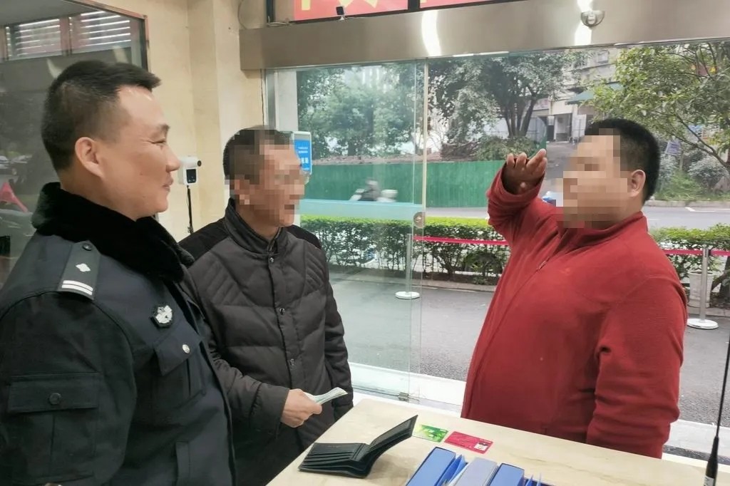宜宾一男子坐公交车钱包不见了，发现…-3.jpg