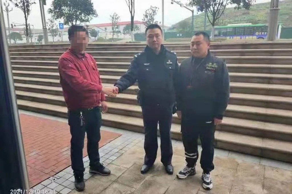 宜宾一男子坐公交车钱包不见了，发现…-2.jpg