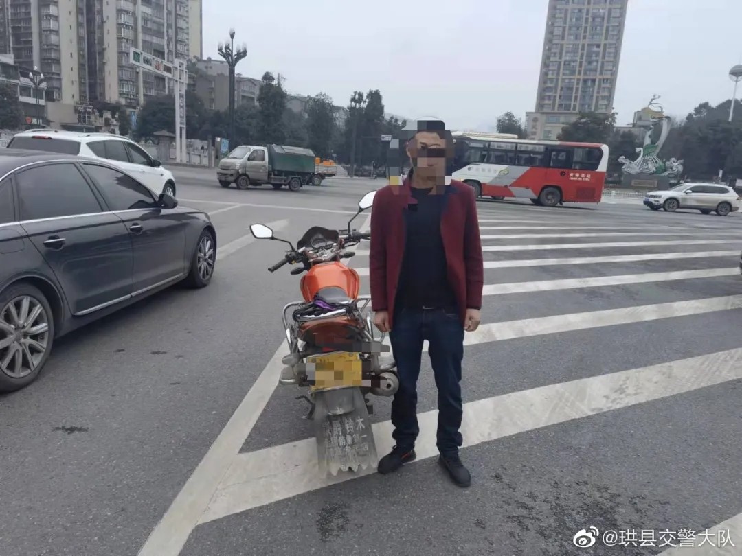 证都没的开车到处跑，宜宾一男子遭逮现场！-1.jpg