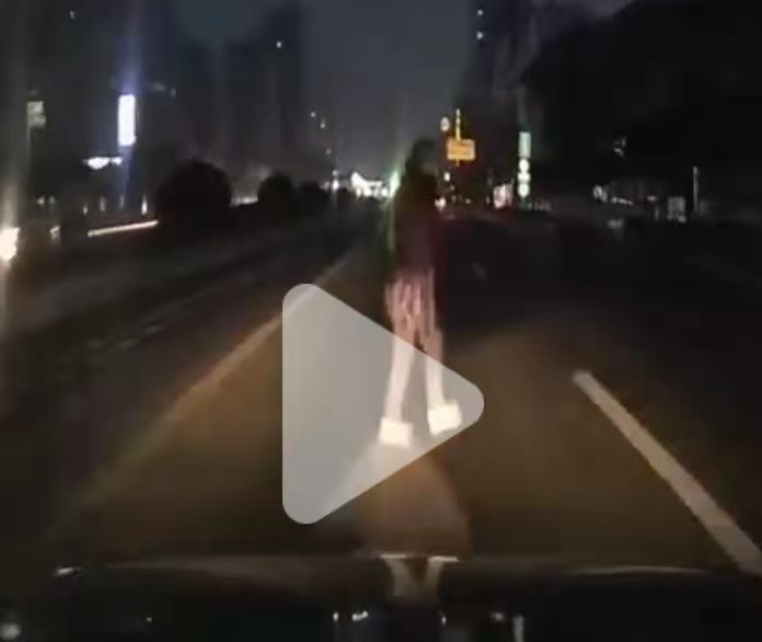 宜宾一行人疑似横穿马路被的士撞飞！行车记录仪曝光…-1.jpeg