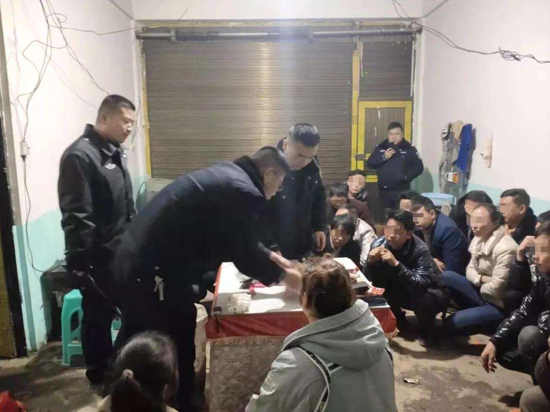 宜宾一窝点被端了！30多名男女被逮现场…-1.jpg