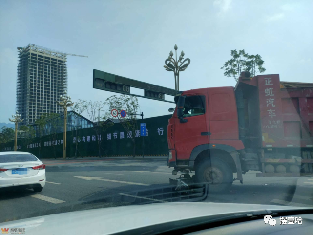 突发！宜宾一货车与两轮相撞，1人倒地…-1.png