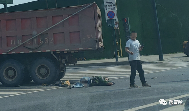 突发！宜宾一货车与两轮相撞，1人倒地…-3.png