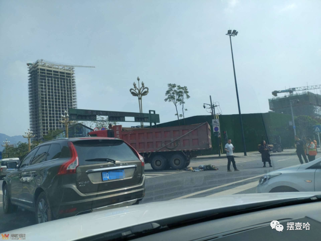 突发！宜宾一货车与两轮相撞，1人倒地…-2.png