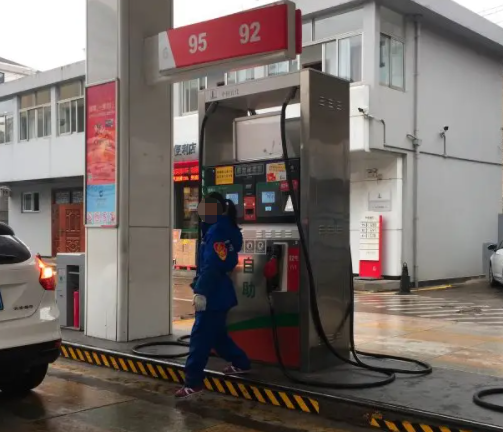 今年首次油价大幅下调！宜宾老司机高兴害了…-1.png