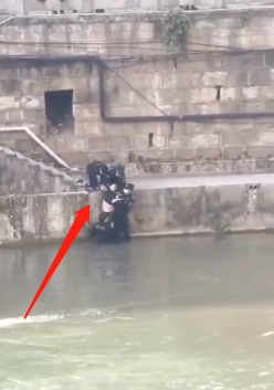 紧急！宜宾一女子轻生，已经跳下河了！-1.png
