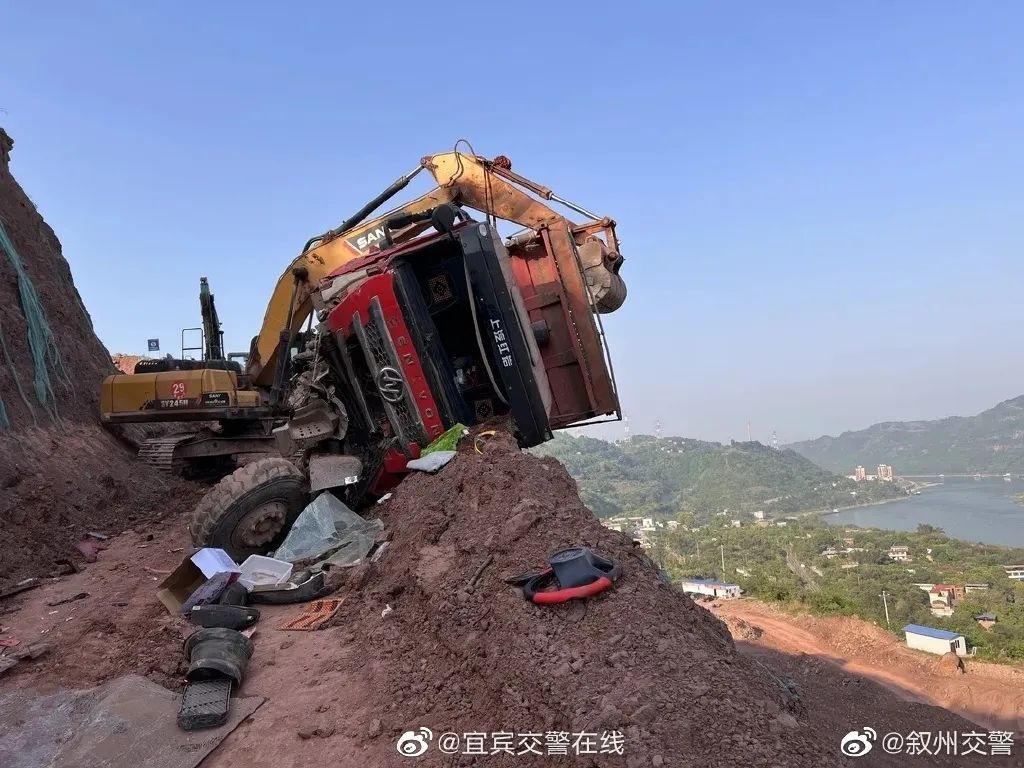 宜宾又发生车祸了！一大货车吊在悬崖上...-1.jpg