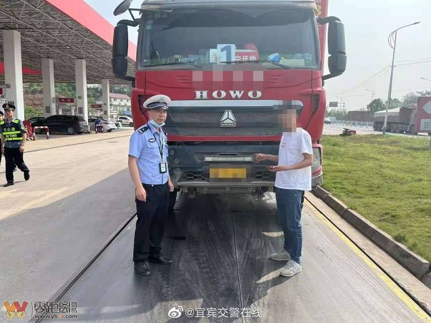 宜宾一货车超载近三倍，车轮已呈现瘪压状态，记六分罚款1900！-1.jpg