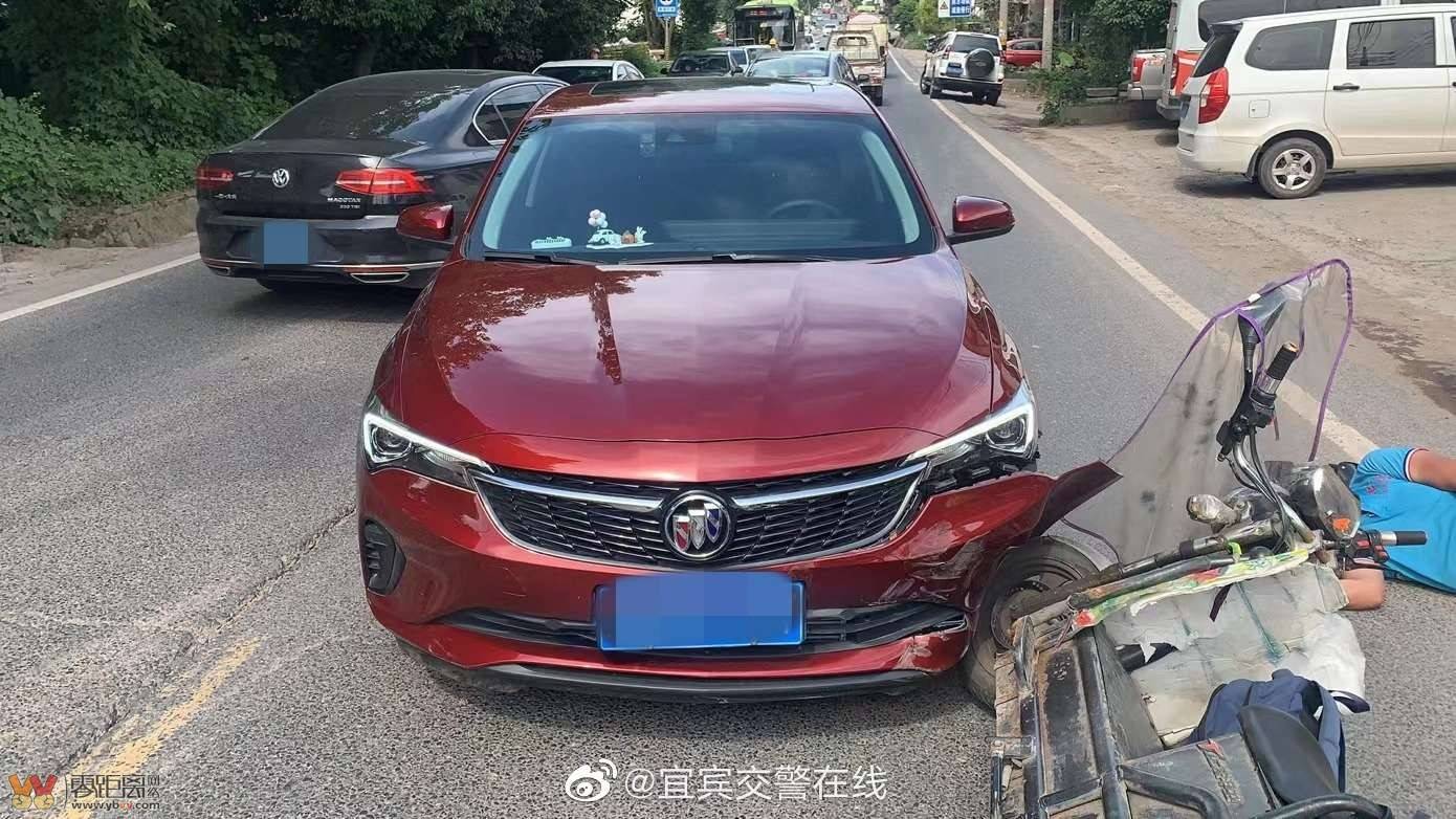 安全头盔戴而不扣！宜宾一男子骑两轮被撞，倒地不起......-4.jpg