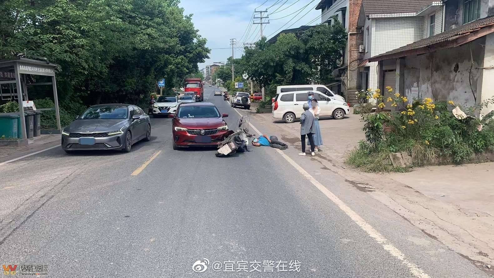安全头盔戴而不扣！宜宾一男子骑两轮被撞，倒地不起......-2.jpg