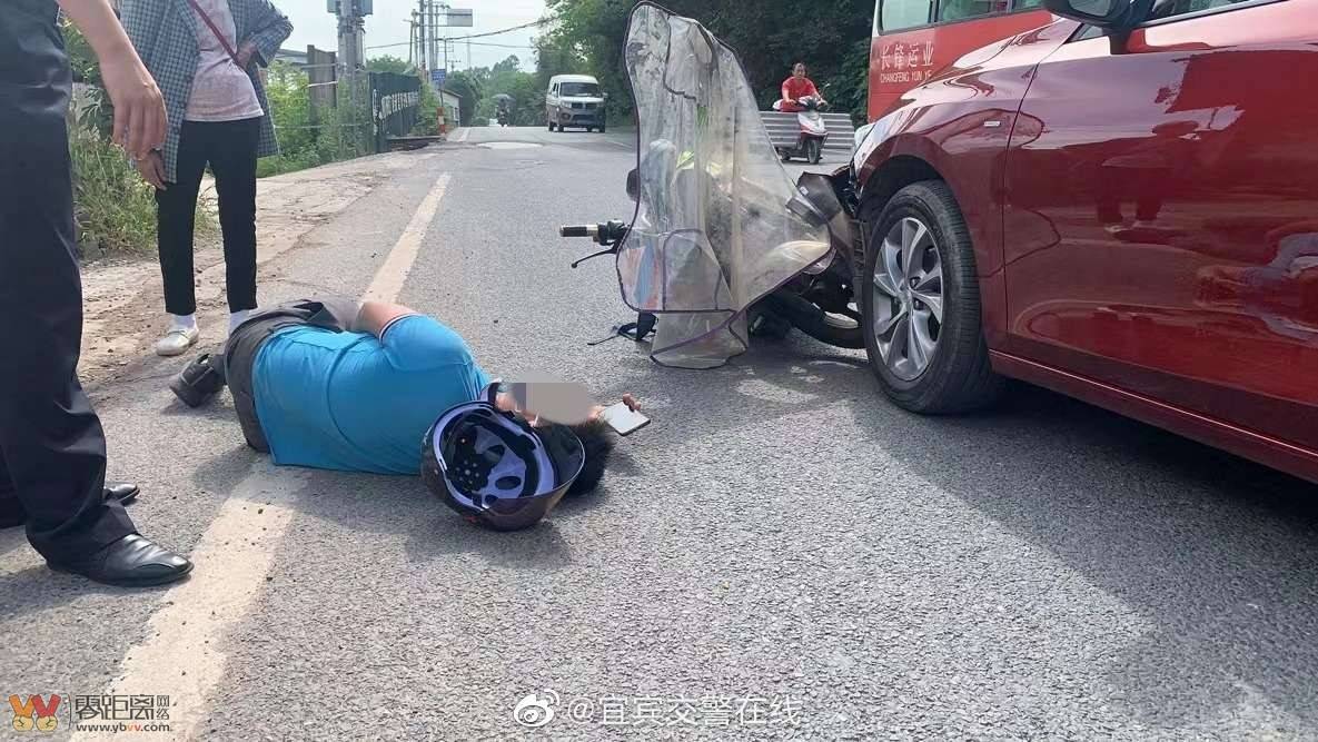安全头盔戴而不扣！宜宾一男子骑两轮被撞，倒地不起......-3.jpg