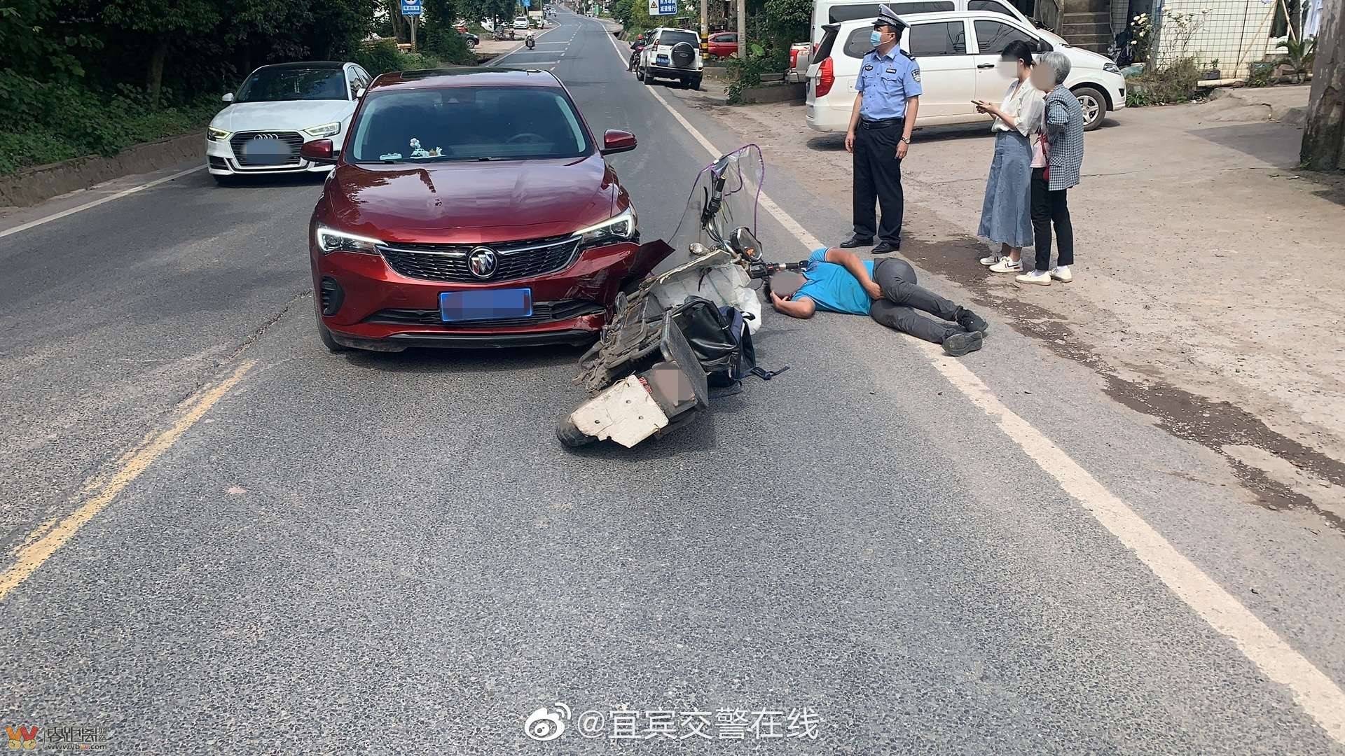 安全头盔戴而不扣！宜宾一男子骑两轮被撞，倒地不起......-6.jpg
