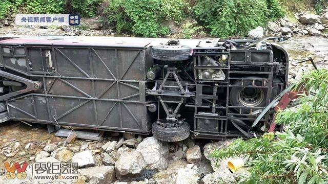 重庆一大巴车翻入河沟，车上所有人员已送往医院，伤亡情况正在核实中-3.jpg