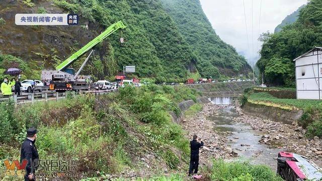 重庆一大巴车翻入河沟，车上所有人员已送往医院，伤亡情况正在核实中-4.jpg