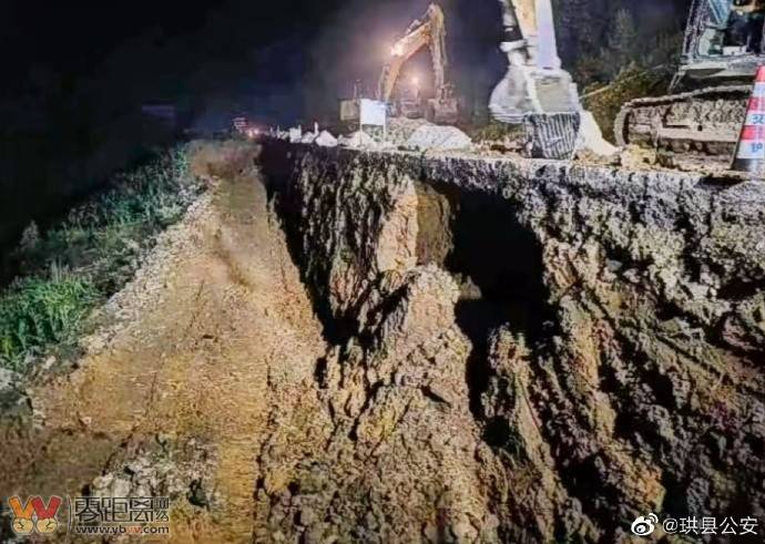 因软土及降雨原因，宜宾这段公路出现垮塌悬空中断，正开展应急抢险施工-1.jpg