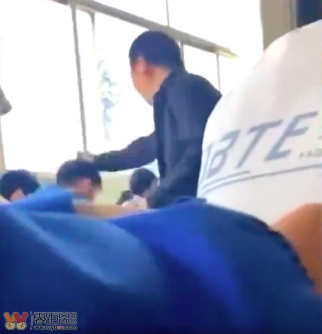 一中学教师课堂上殴打学生？涉事教师已被停职-1.png