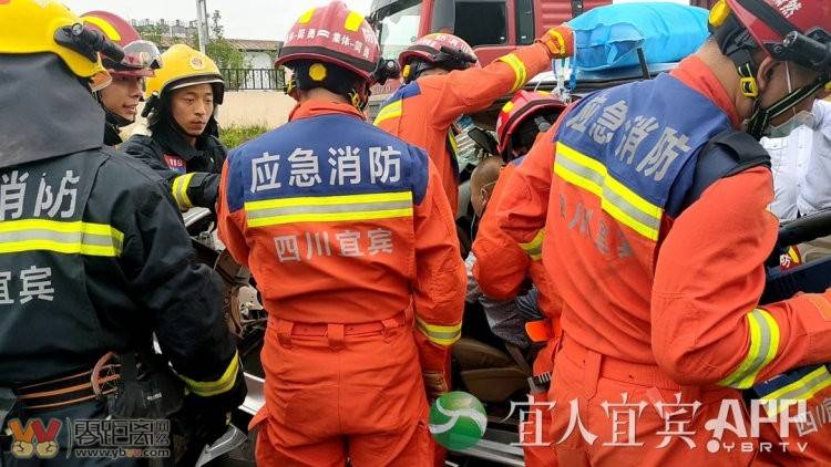 宜宾一货车与小车相撞，主副驾被困，受伤严重！-1.jpg