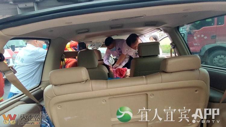 宜宾一货车与小车相撞，主副驾被困，受伤严重！-3.jpg