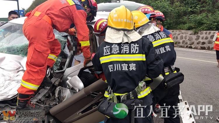 宜宾一货车与小车相撞，主副驾被困，受伤严重！-2.jpg