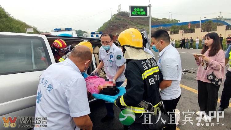 宜宾一货车与小车相撞，主副驾被困，受伤严重！-4.jpg