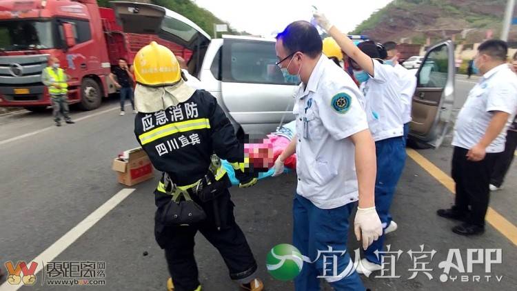 宜宾一货车与小车相撞，主副驾被困，受伤严重！-5.jpg