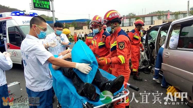 宜宾一货车与小车相撞，主副驾被困，受伤严重！-6.jpg