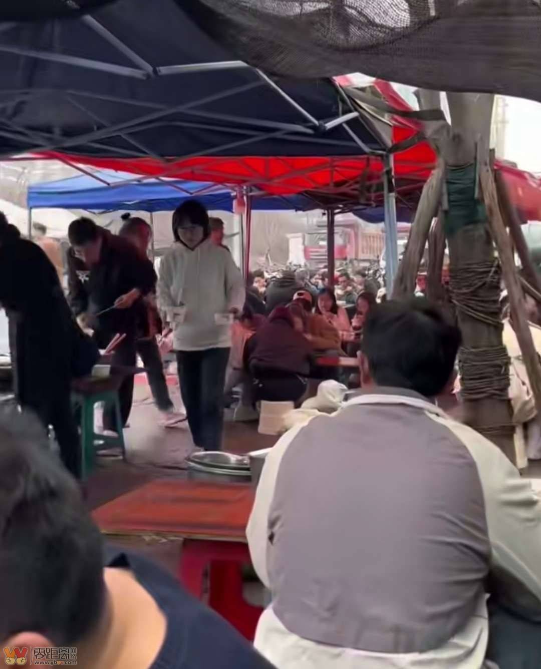宜宾“工人叔叔们要当心了!”，大学生们组团去学校附近工地食堂“抢饭”吃-1.jpg