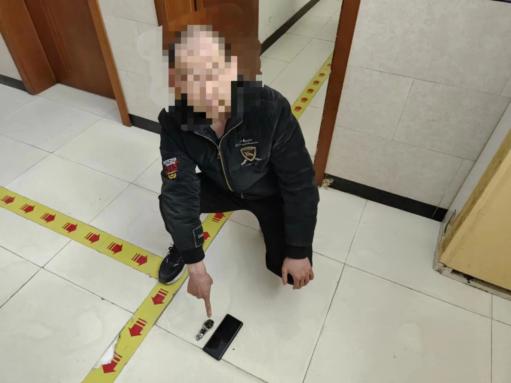 奇葩！宜宾男子到熟人家中盗窃，连裤儿都偷…-4.jpg