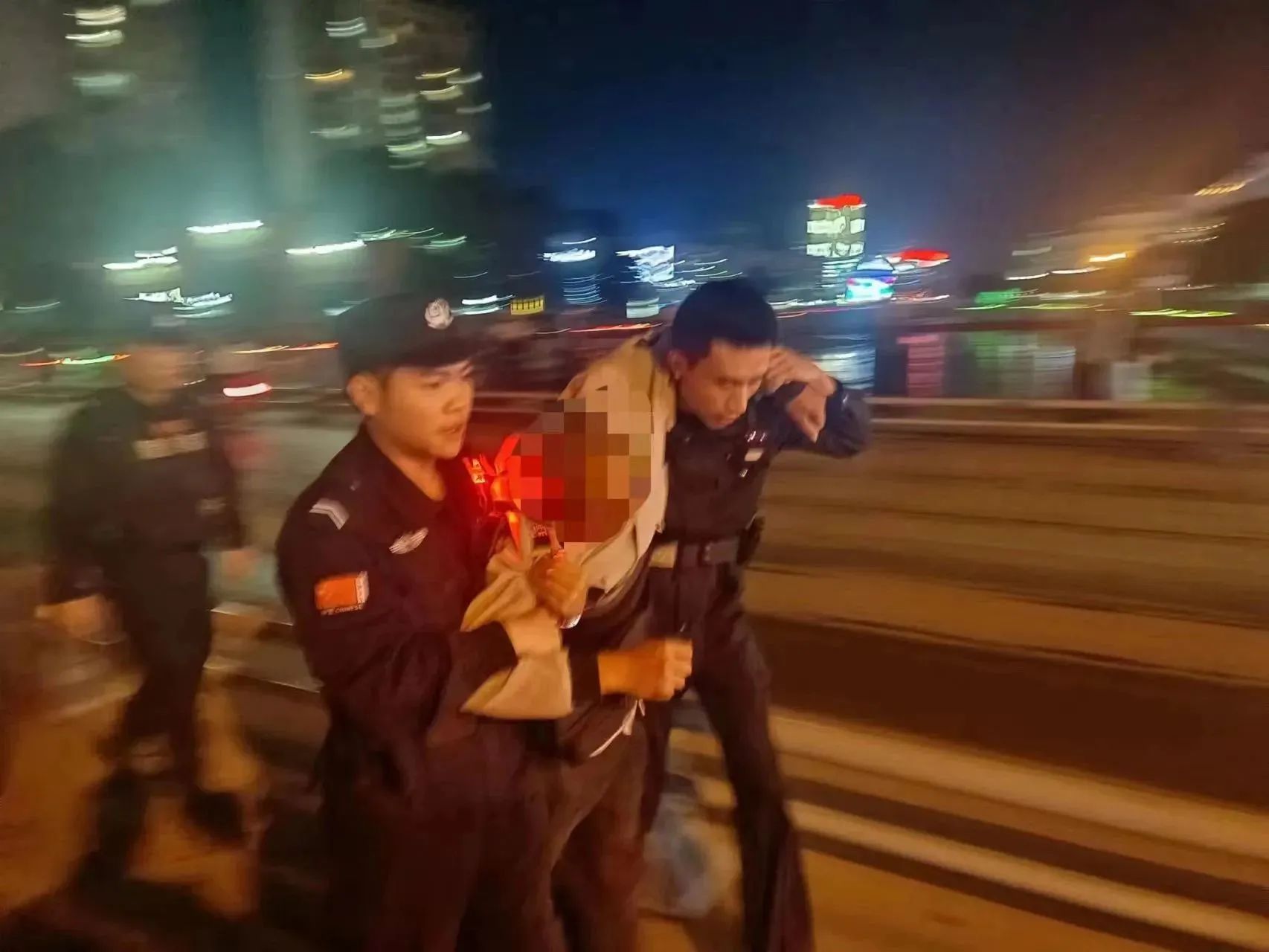 宜宾一男子情绪激动，欲跳桥轻生...-1.jpg