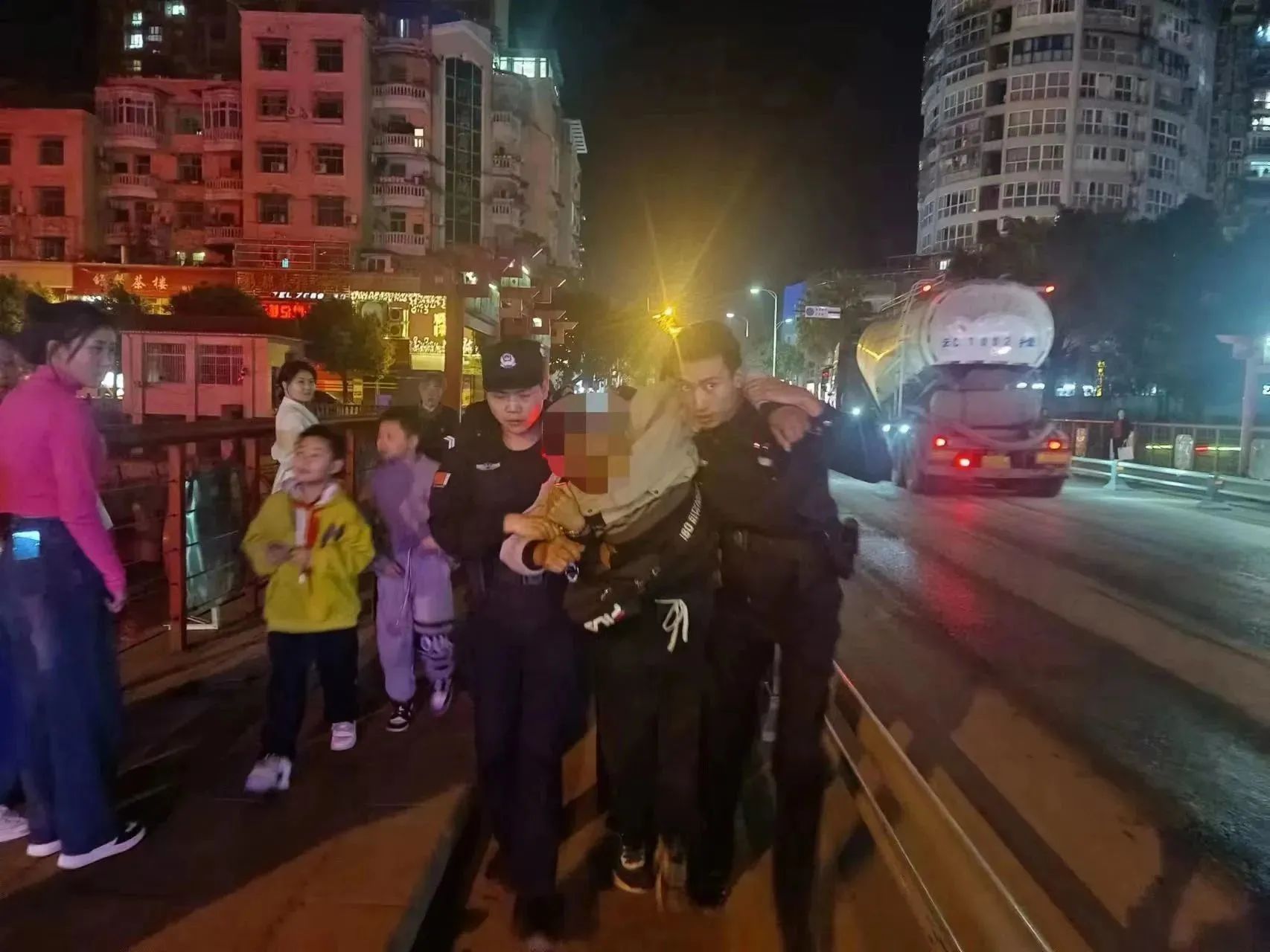 宜宾一男子情绪激动，欲跳桥轻生...-2.jpg