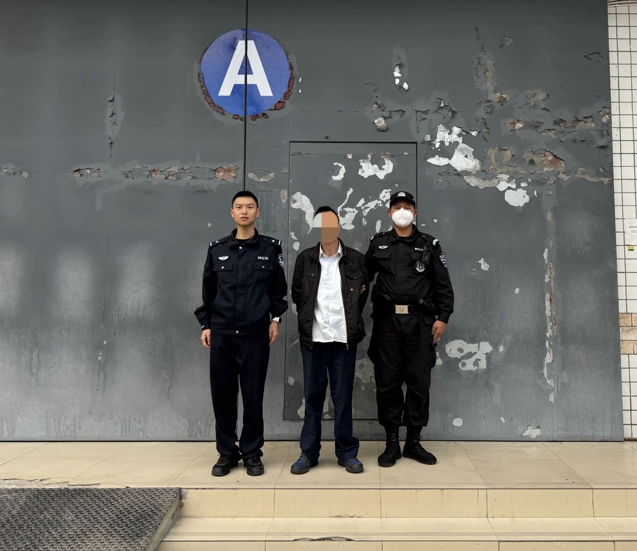 宜宾一男子跑医院病房偷钱！-1.jpg