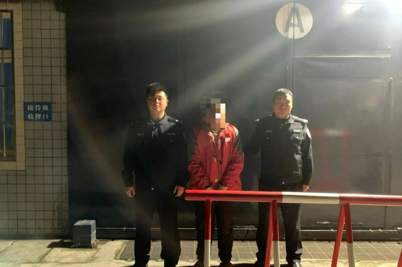 宜宾一男子撬别人窗，跑卧室开白酒，偷烟…-2.jpg