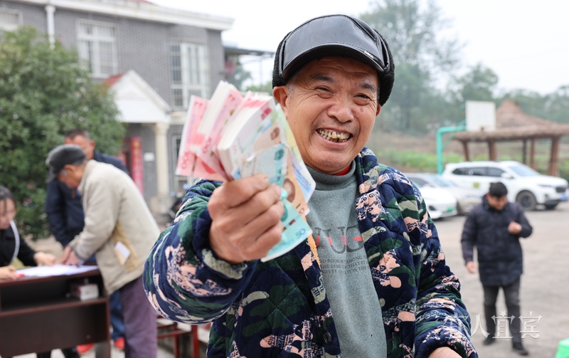 现场分红30余万 双桥村“股东”笑开颜-2.jpg