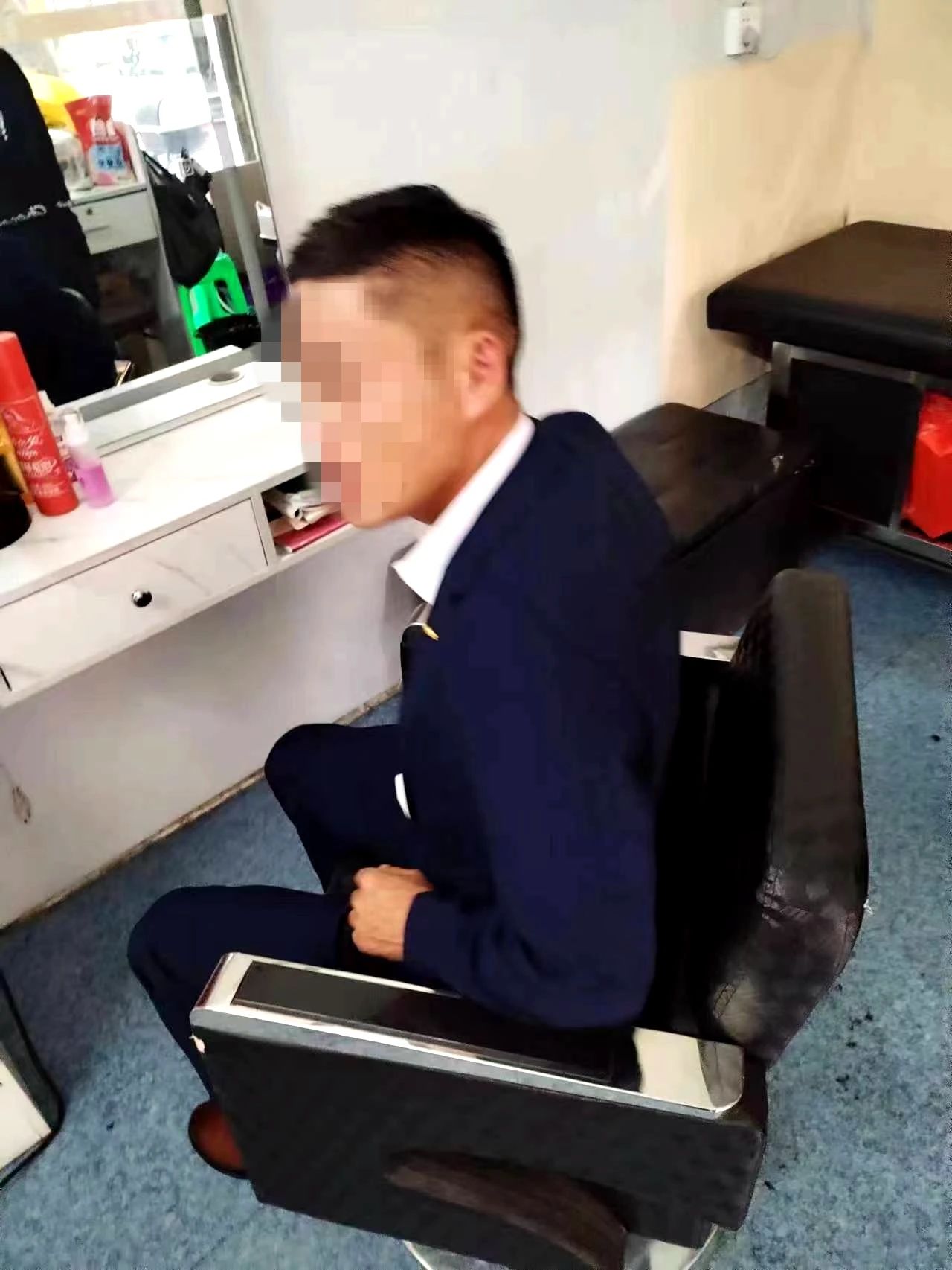 宜宾一男子捡到别人手机不还，用微信消费了2000多元…-4.jpg