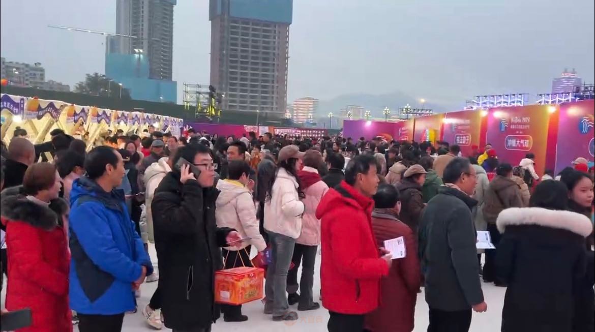 太热闹啦！数万宜宾市民打卡长江公园！-2.jpg
