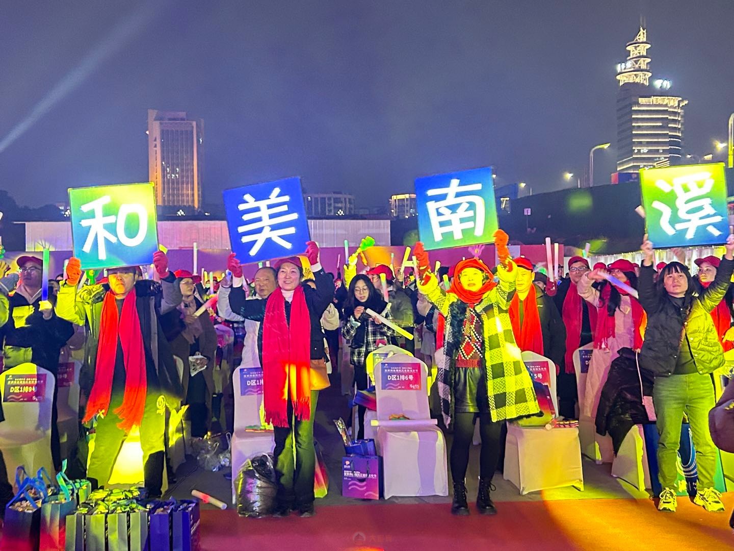 太热闹啦！数万宜宾市民打卡长江公园！-10.jpg