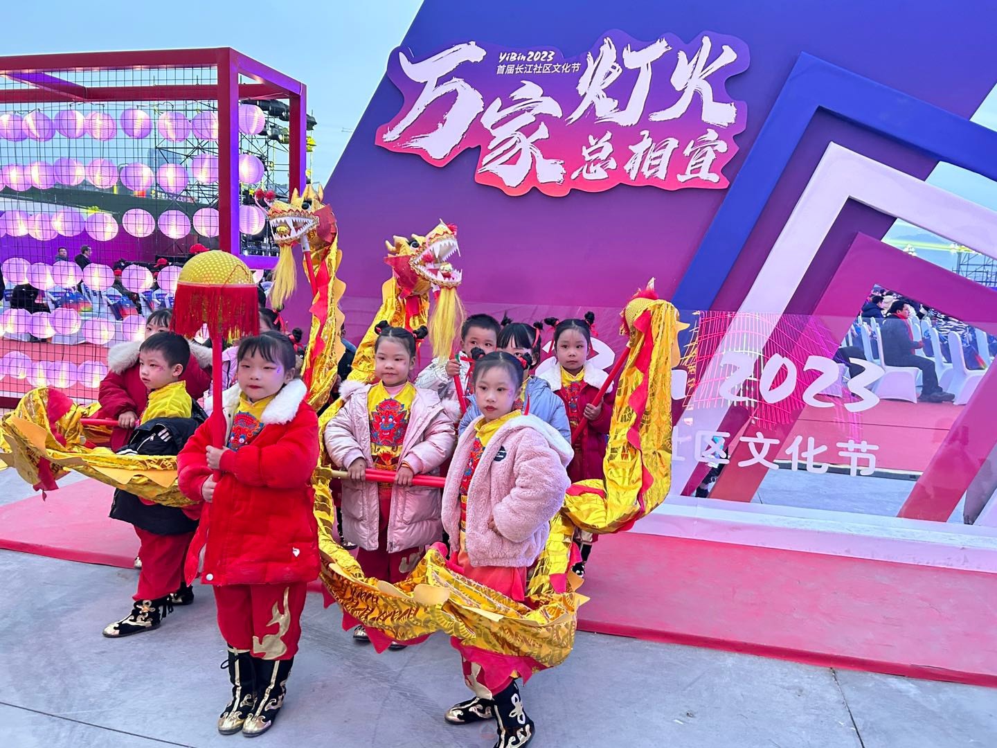 太热闹啦！数万宜宾市民打卡长江公园！-13.jpg